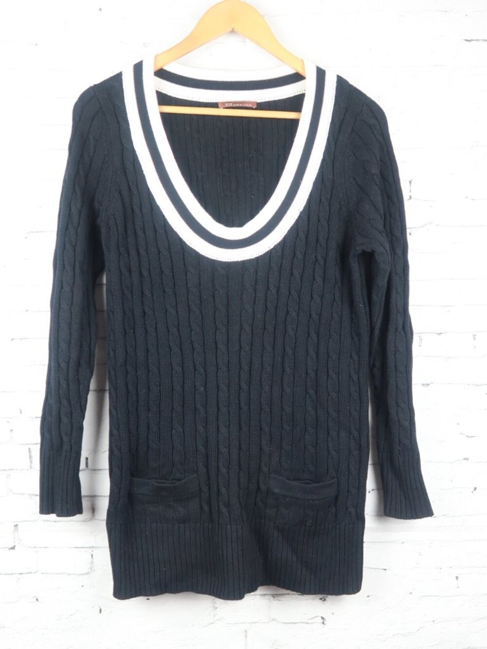 525 AMERICA BLACK SCOOP NECK LONG SLEEVE CABLE KNIT SWEATER WITH FRONT POCKETS